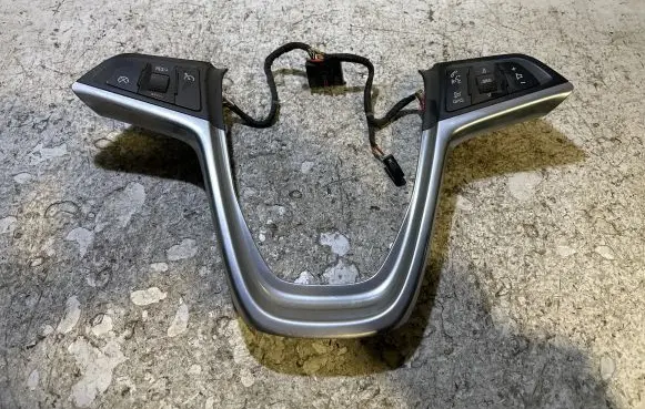 Steering wheel buttons/switches