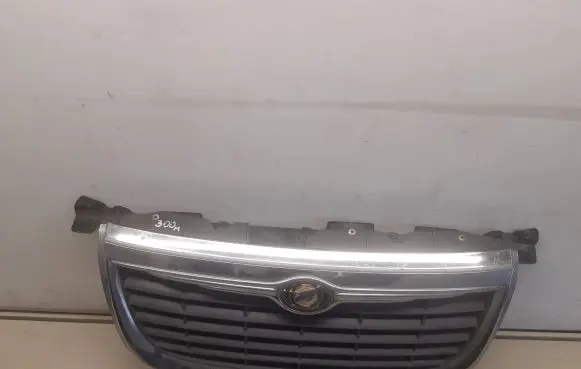 Chrysler 300M Front bumper upper radiator grill 04805782AA 26140AS 04805781AA