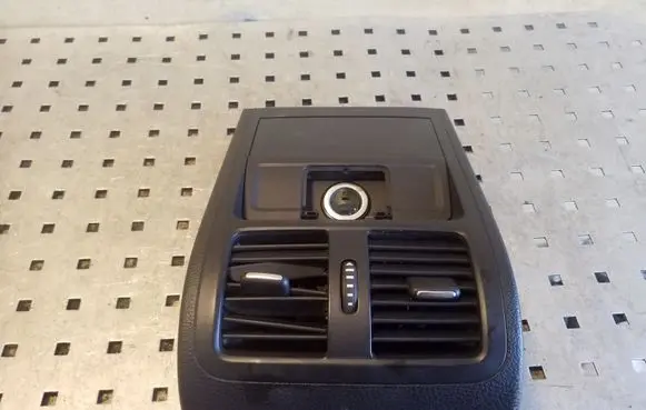 Rear air vent grill