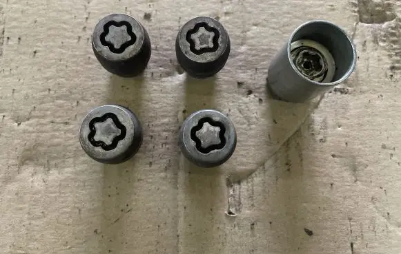 Nissan Juke I F15 Anti-theft wheel nuts and lock 