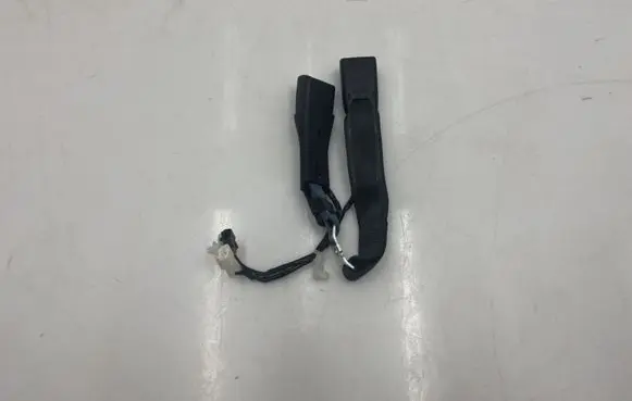 Lexus CT 200H Middle seatbelt buckle (rear) E063002