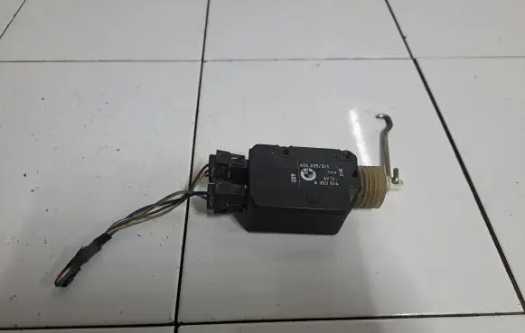 BMW 5 E34 Central locking motor 8353014 40620531