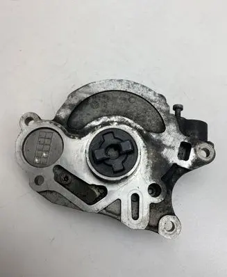 Volkswagen Jetta VI Vacuum pump 03L145207 03L100J
