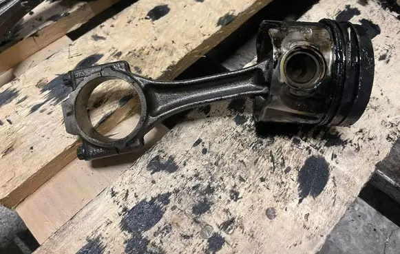 Volkswagen Touran I Piston with connecting rod