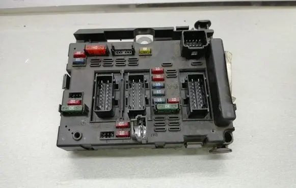 Peugeot 206 Fuse module 9650664180