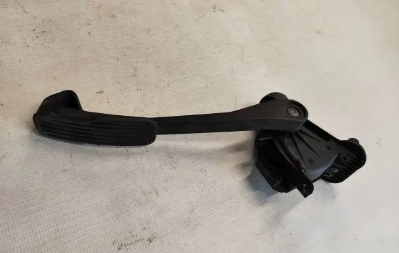 Volvo V70 Accelerator throttle pedal 30636004 6PV00883701