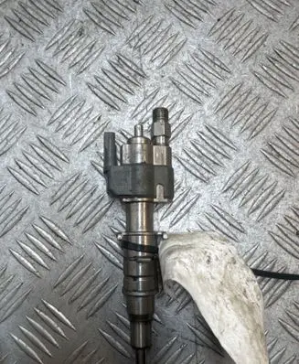 BMW 3 E90 E91 Fuel injector 7589048