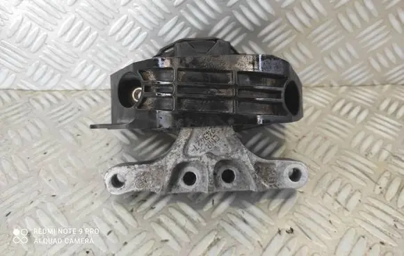 Engine mounting bracket