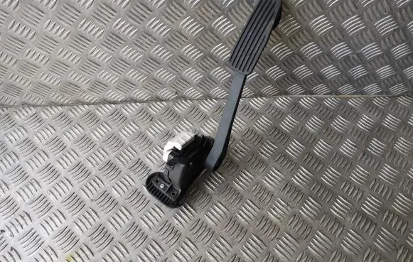 Volvo V70 Accelerator throttle pedal 30683516