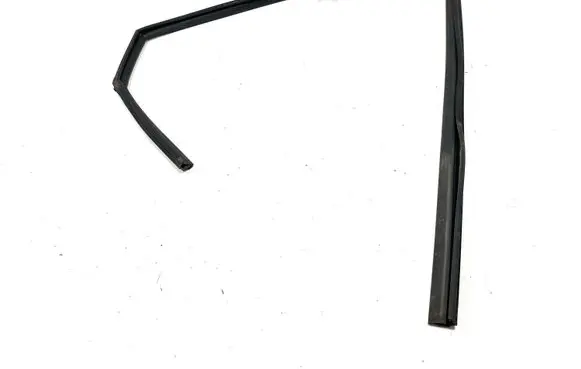 KIA Sorento Rubber seal rear door window/glass 