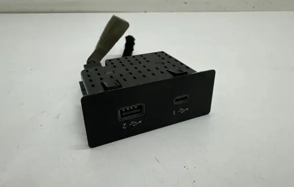 Nissan Qashqai J12 USB socket connector 284H36RA1A