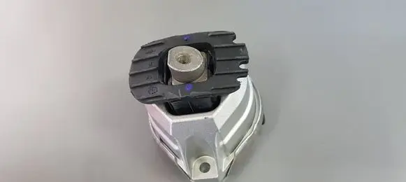 BMW 5 E60 E61 Engine mount bracket 6770641 22116770641