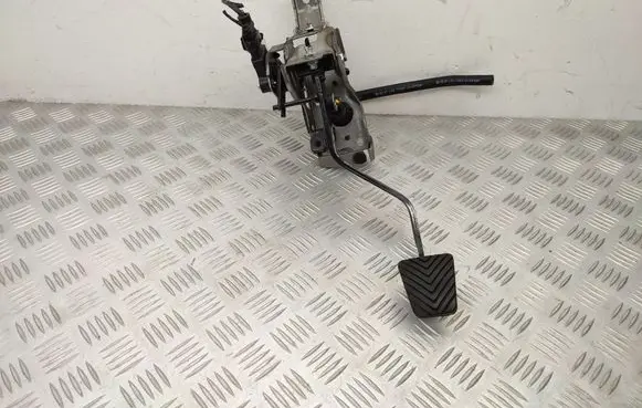 Hyundai i40 Clutch pedal 328023Z200