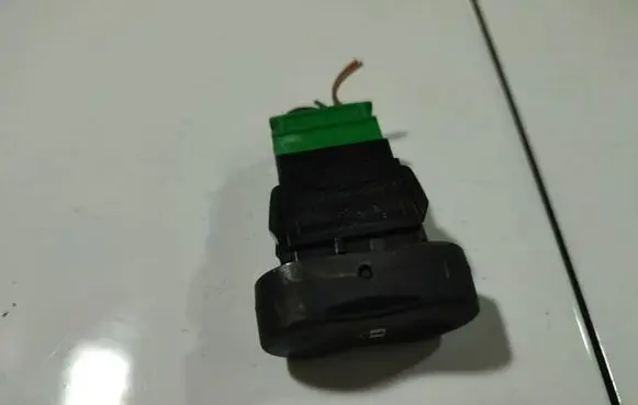 Dacia Logan I Central locking switch button P0M870290