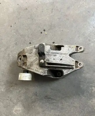 Engine mounting bracket