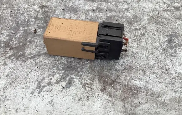 BMW 5 E39 Window control relay 61368384505 V23141B3001X15