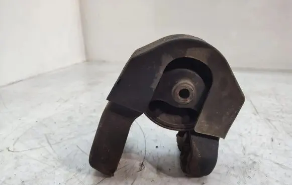 KIA Magentis Engine mount bracket