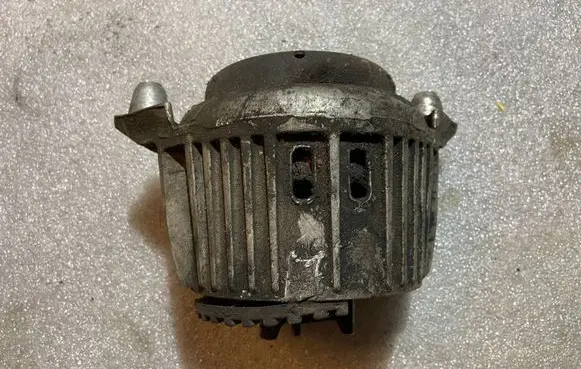 Mercedes-Benz E W212 Engine mount bracket a2122406317 2122406317