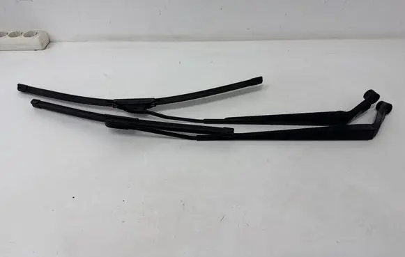 Toyota Avensis T250 Front wiper blade arm