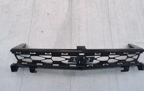 Chevrolet Camaro Front bumper upper radiator grill 23382785