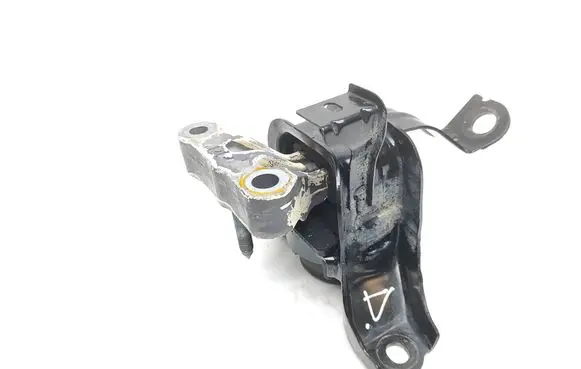 Toyota Yaris XP210 Engine mount bracket