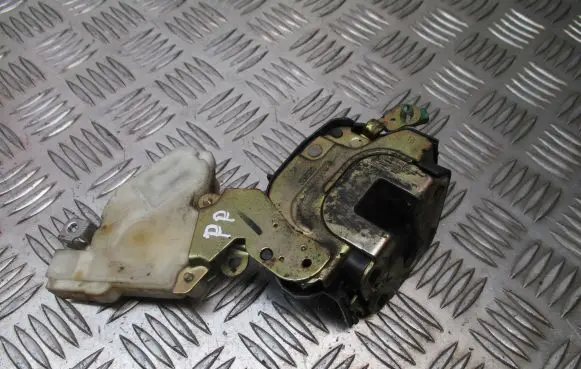 Nissan Almera Tino Front door lock 8055261U66R