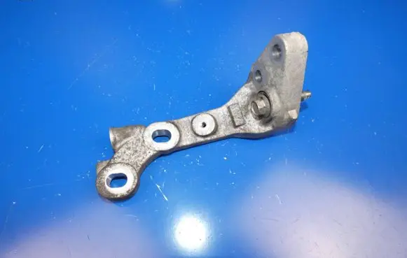 Engine mounting bracket