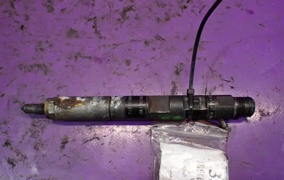 Renault Megane II Fuel injector 8200365186