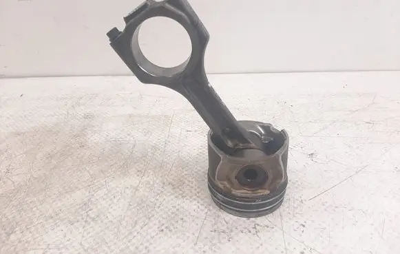 KIA Carens II Piston with connecting rod