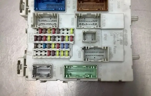 Ford C-MAX II Fuse module DV6T14A073DM 4430031821 7600000