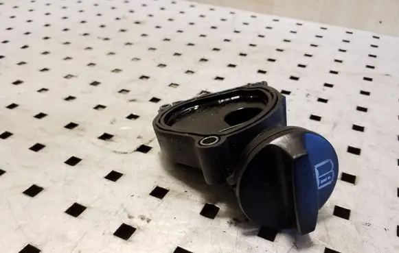 Opel Zafira C Oil filler cap 55586618