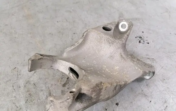 Audi A8 S8 D3 4E Engine mounting bracket 4E0199370T