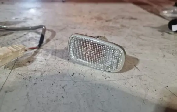 Toyota Corolla Verso E121 Front indicator light