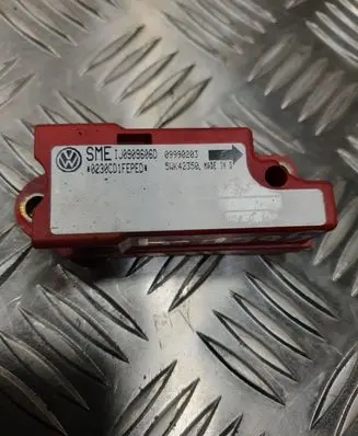 Volkswagen Golf IV Airbag deployment crash/impact sensor 1J0909606D 09990203