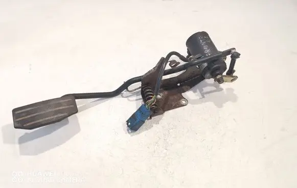 Opel Frontera B Accelerator throttle pedal 0281002296
