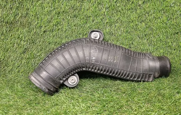 Volkswagen Jetta VI Intercooler hose/pipe 1K0145840R
