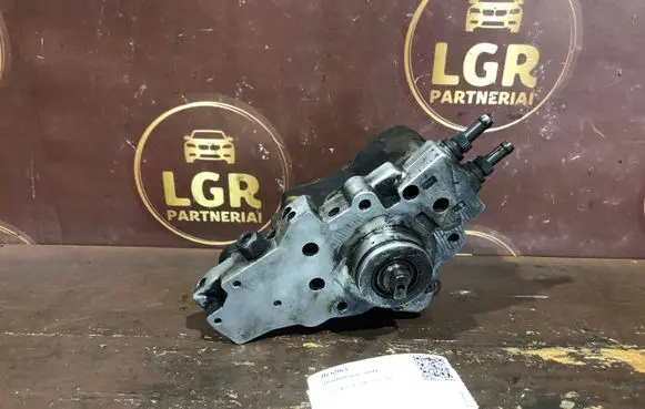 Mercedes-Benz E W211 Fuel injection high pressure pump A6110701401