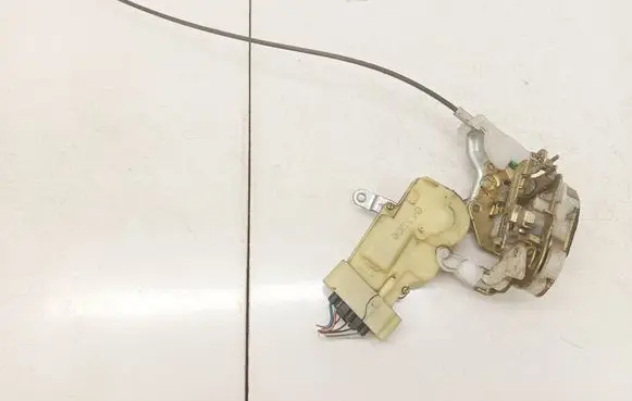 Toyota Yaris Front door lock 