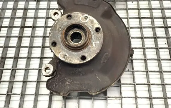Suzuki Swift I Front wheel hub spindle knuckle 