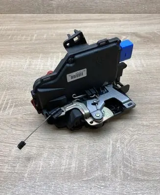 Volkswagen Touran I Front door lock 3D2837016
