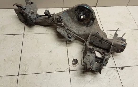 Nissan Qashqai Rear wheel hub spindle/knuckle 
