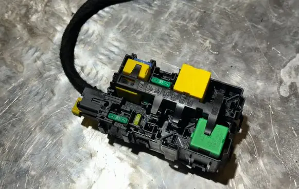 Peugeot 308 Fuse module 9806192580