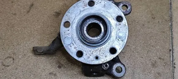 Front wheel hub