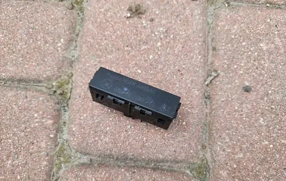 Passenger airbag on/off switch