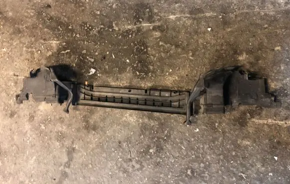 Mercedes-Benz CLS C219 Radiator trim A2195000316 A2195050230