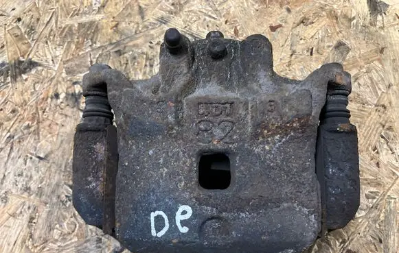 Nissan Juke I F15 Front brake caliper 