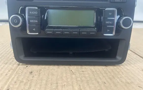 Volkswagen Jetta VI Radio/CD/DVD/GPS head unit 5K0035156 VWZAZ1K0675211