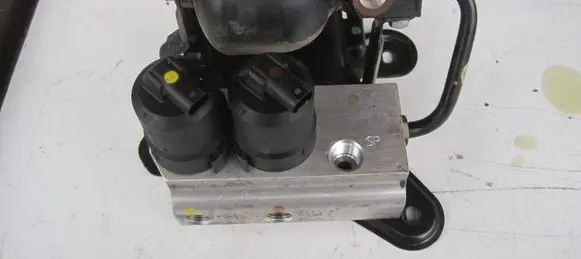 Mercedes-Benz SL R230 Air suspension valve block 2203200358