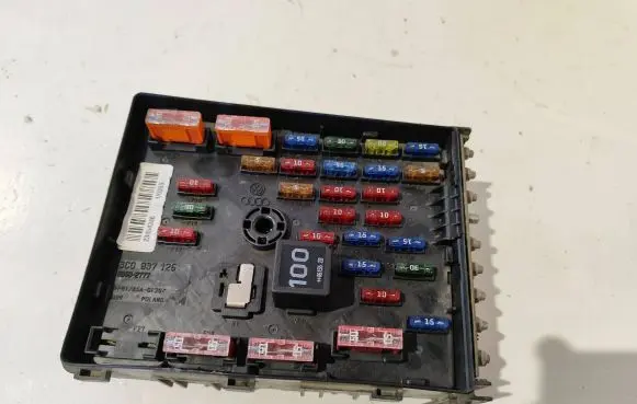 Volkswagen PASSAT B6 Fuse box set 3C0937125 63592777