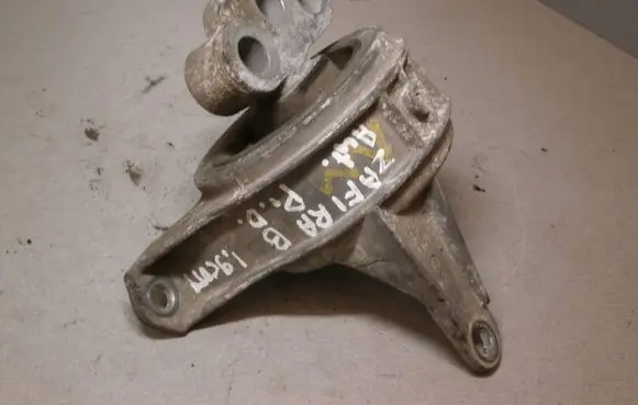 Opel Zafira B Engine mount bracket 13175268
